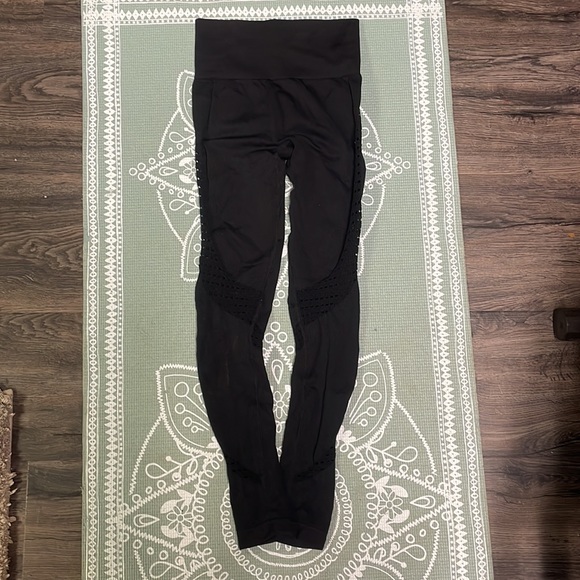 Violate the Dress Code SYNERGY BLACK SEAMLESS LEGGINGS - Picture 5 of 5